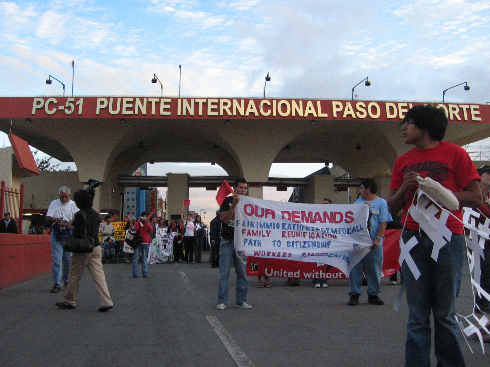 Image of march against border wall in Juárez